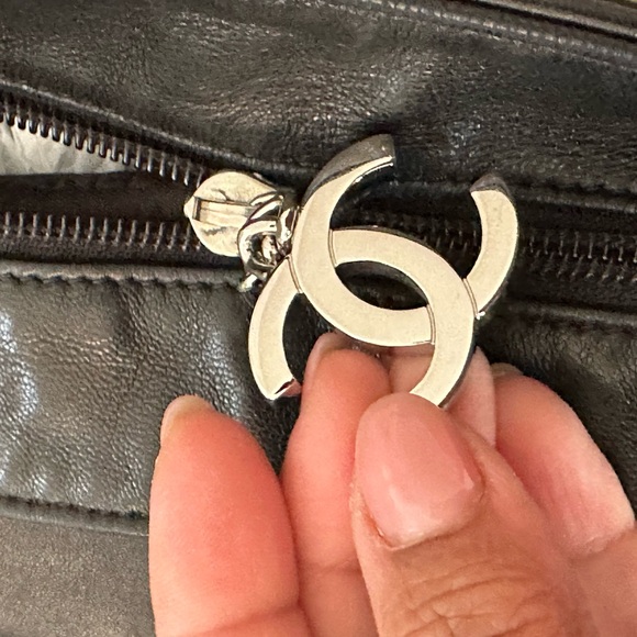 CHANEL bag , like new , AUTHENTIC lambskin ultimate soft leather shoulder bag - Picture 5 of 15